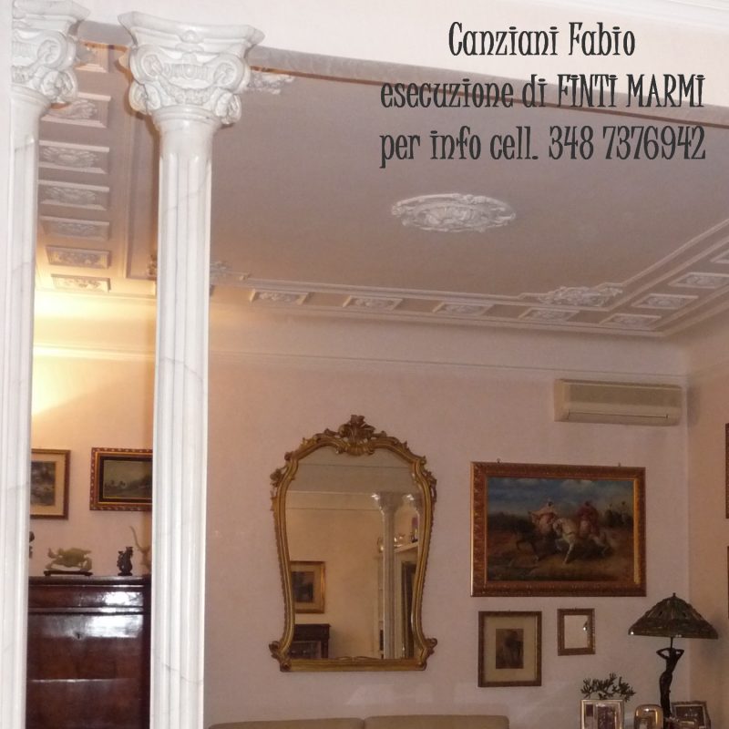 Colonne in gesso decorate con effetto finto marmo di Carrara
