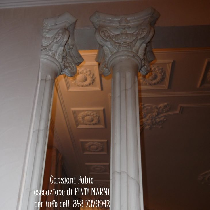 Colonne in gesso decorate con effetto finto marmo di Carrara