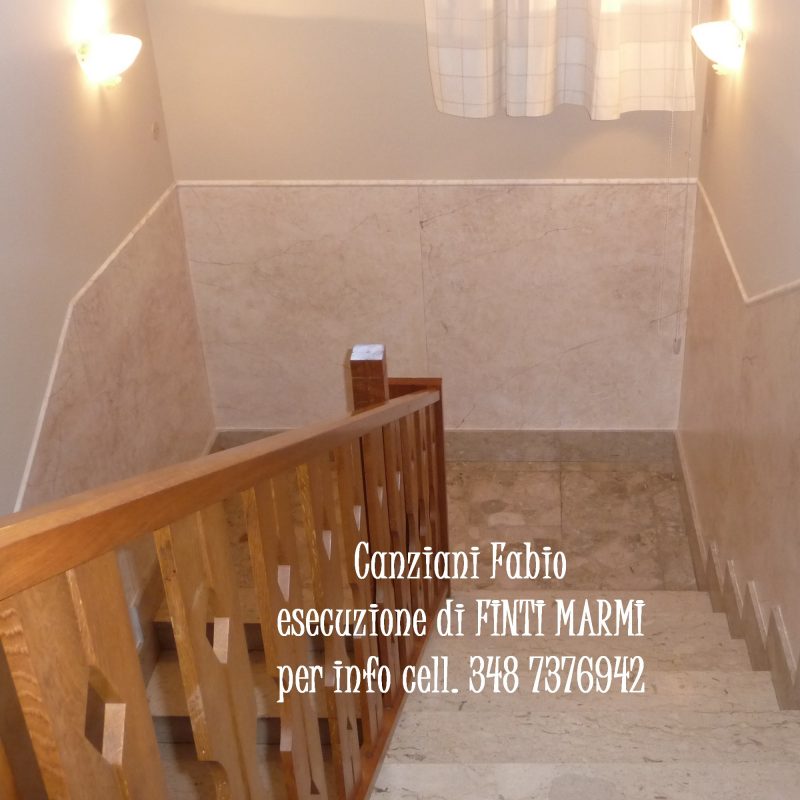 Colonne in gesso decorate con effetto finto marmo di Carrara